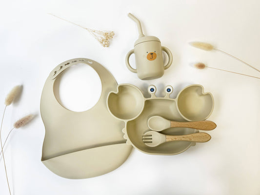 Children's mealtime set with bib, cup and pack